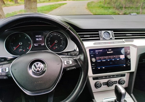 Volkswagen Passat cena 55900 przebieg: 196666, rok produkcji 2018 z Szamocin małe 67
